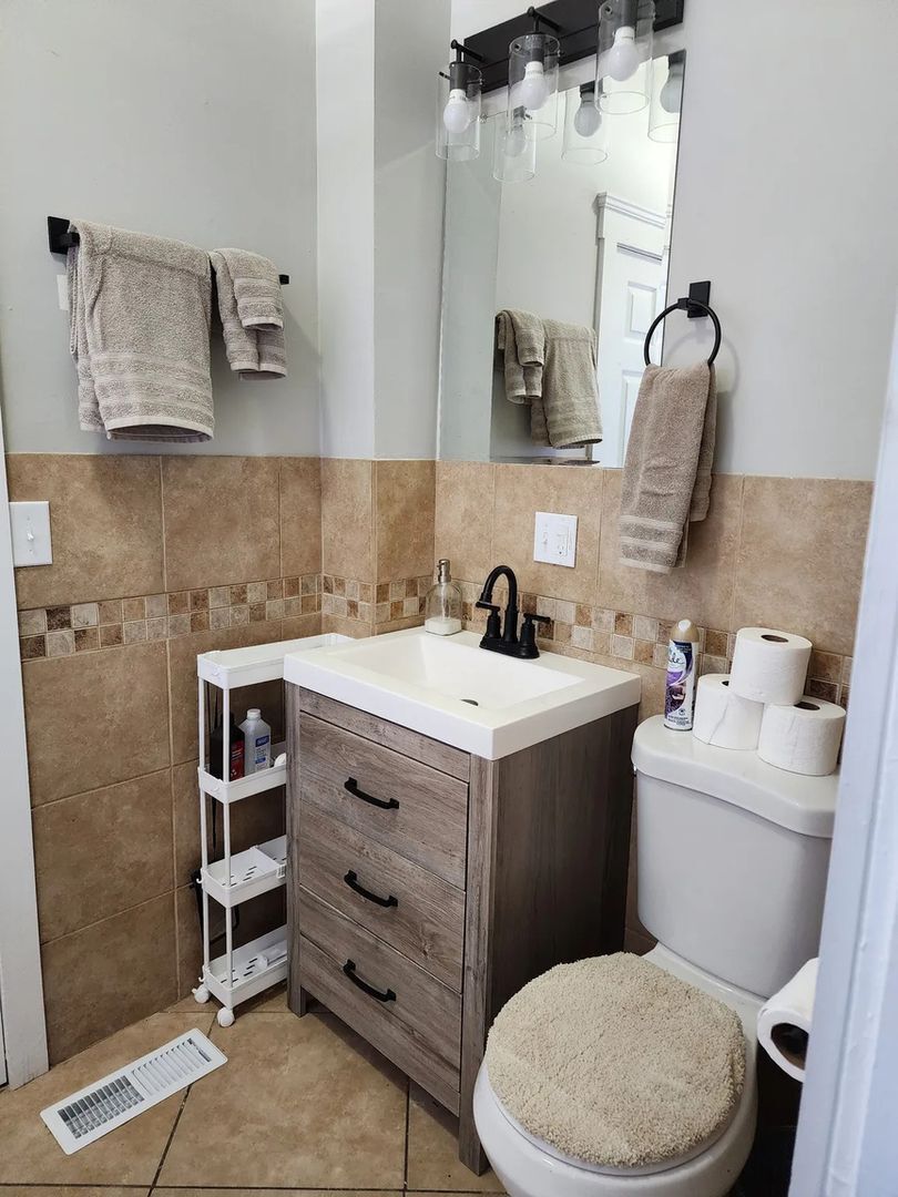 Building Photo - 1115 E 8th St