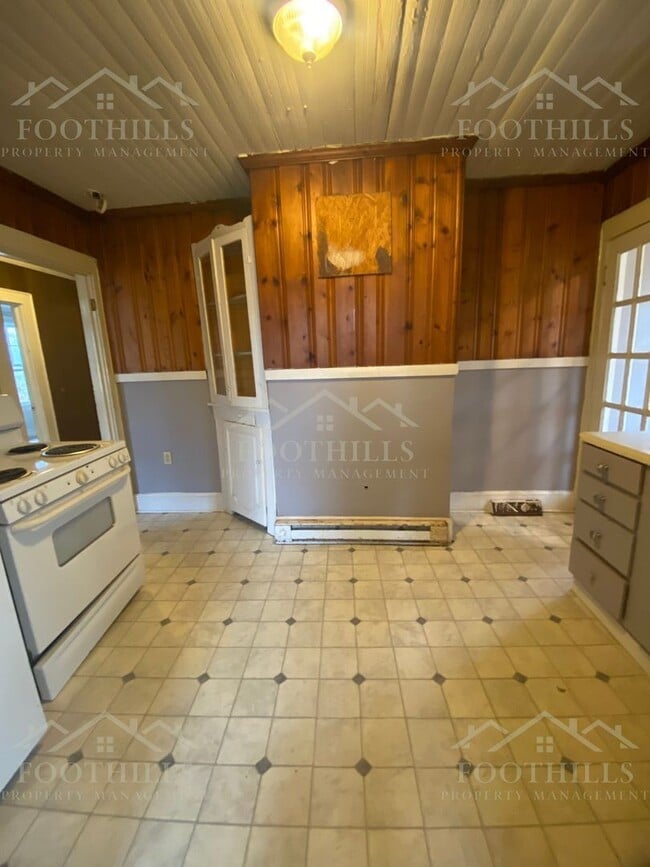 Building Photo - 708 Crescent Dr