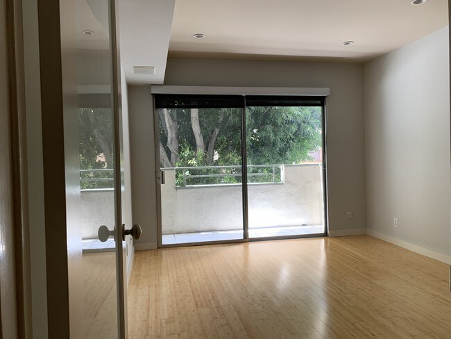Guest Bedroom & Balcony - 1250 N Kings Rd