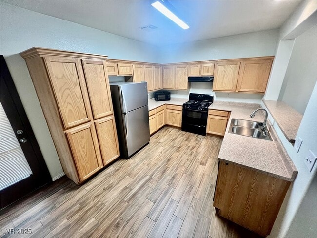 Building Photo - 1324 Sun Village Ave