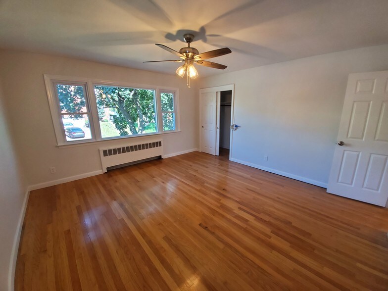Main Bedroom with 2 Closets - 216 Glen Ave