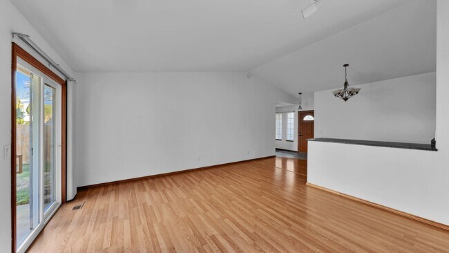 Building Photo - 3 Bed 2 Bath - One Story - Pet Friendly - Groups - NAS Whidbey