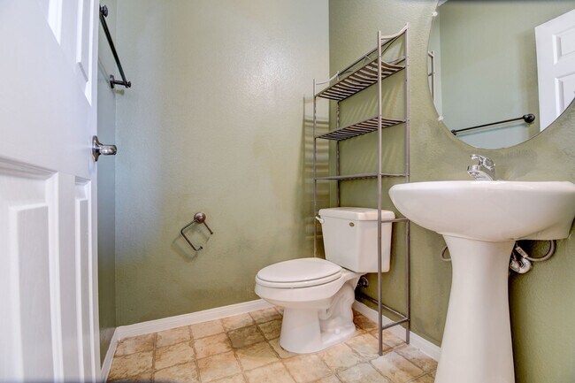 Building Photo - 4 Bed 3 Bath With Huge Loft