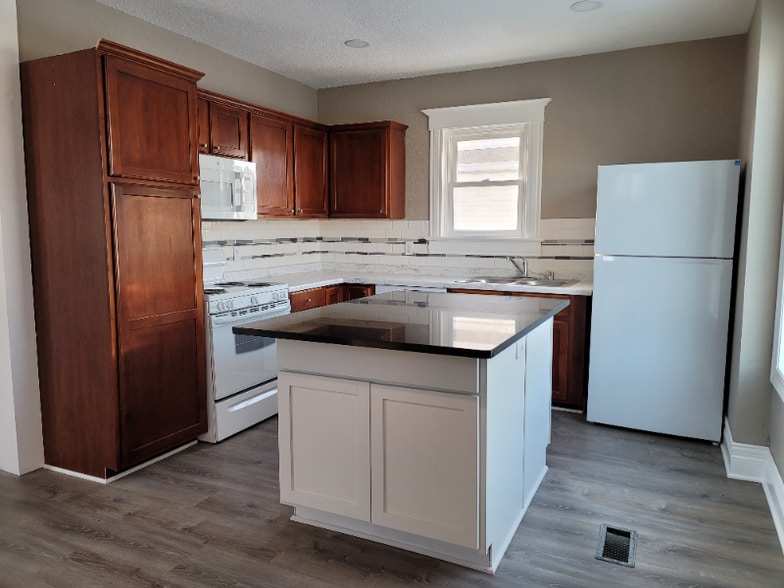 Building Photo - 505 Main St