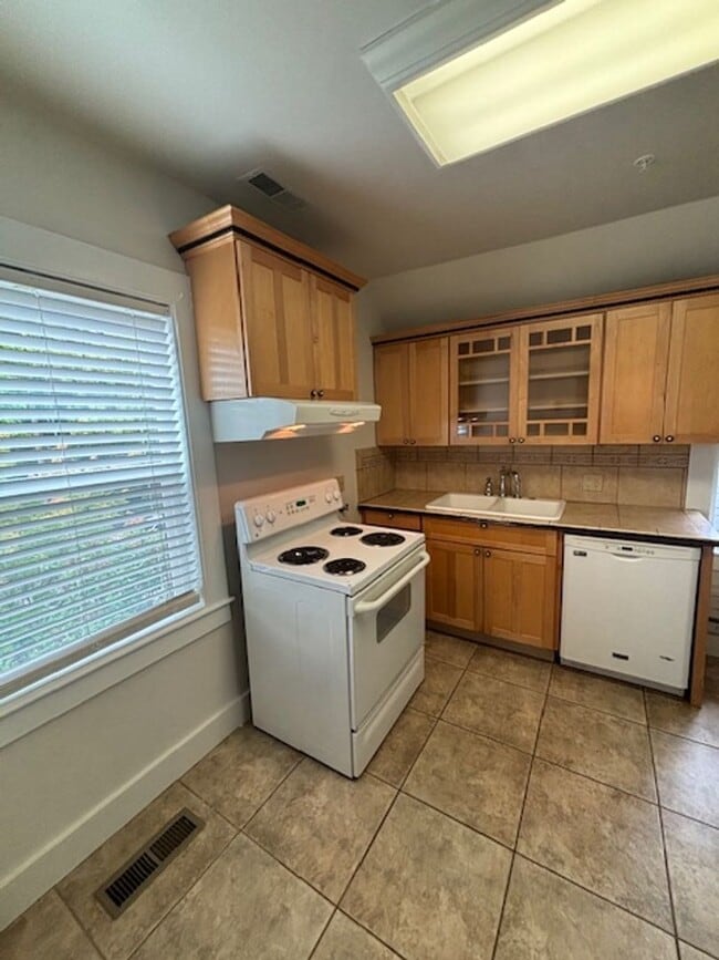 Building Photo - 2 Bedroom 1 Bath Apt in Newberg
