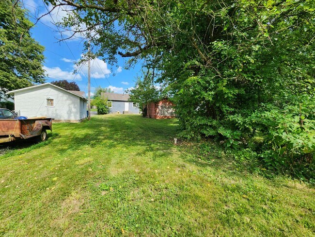 Building Photo - Spacious 2-Bedroom, 1-Bathroom Home AVAILABLE NOW!!