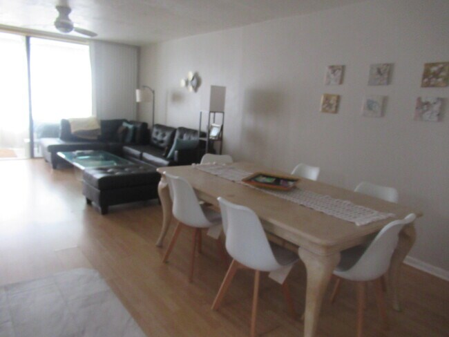 Building Photo - 2841 Somerset Dr