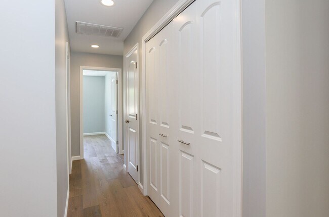 Building Photo - 4 Bed / 2 Bath Updated Redwood City Home w...