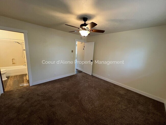 Building Photo - 10230 N Hillview Dr