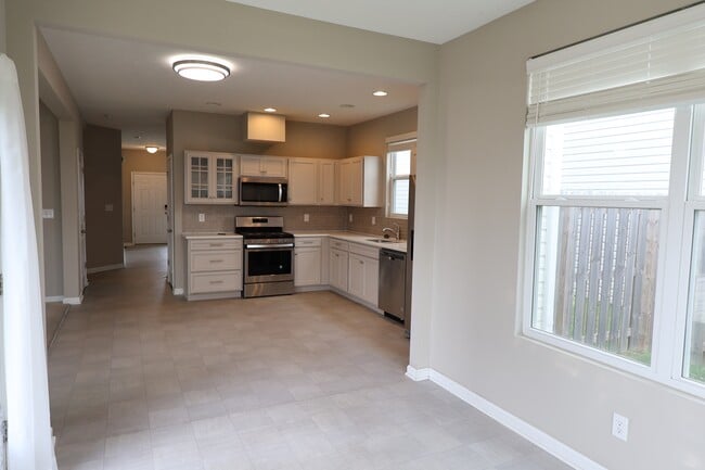 Building Photo - 1899 Lakecrest Dr