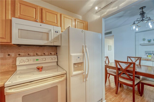 Building Photo - 2400 NE 10th St