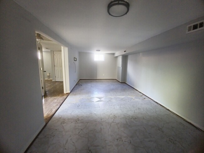Building Photo - 2317 Roslyn Ave