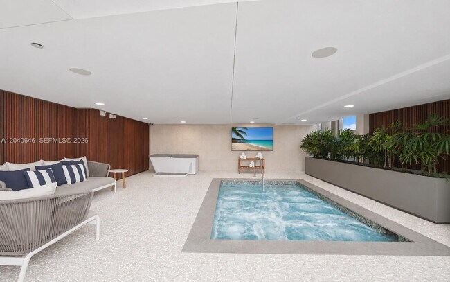 Building Photo - 17001 Collins Ave