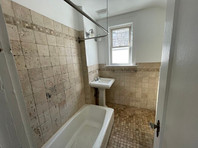 Building Photo - 11 Pearl St