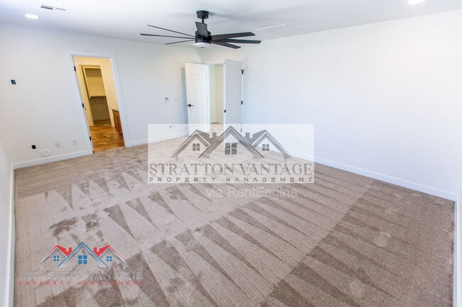 Building Photo - 484 E Cheyenne Rd