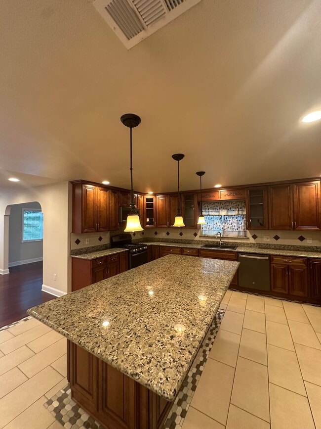 Building Photo - Gorgeous, 3 bedroom, 2.5 bath home, ready for move in