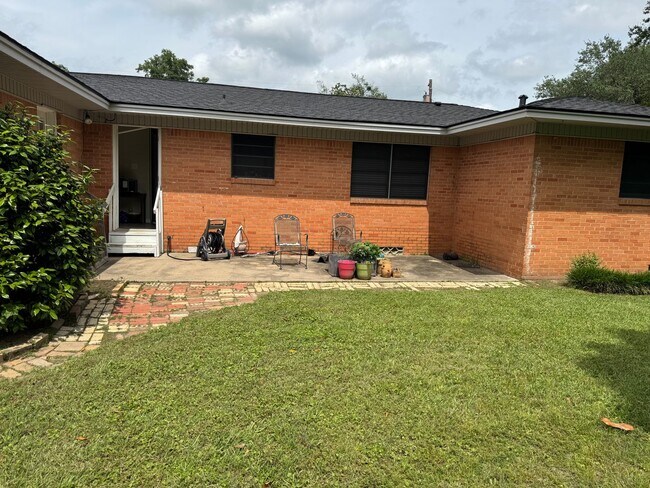 Building Photo - 1-bed/1-bath Available Now!