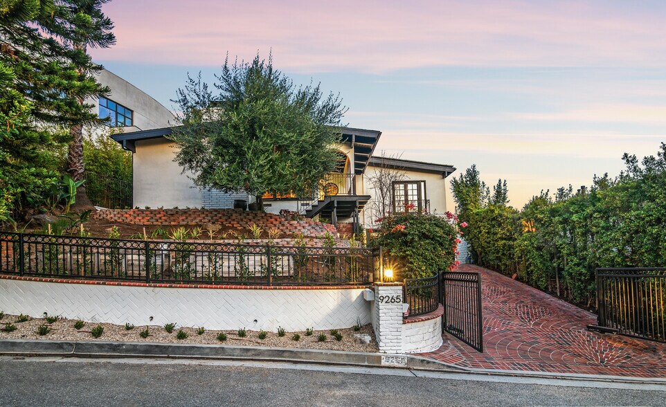 Building Photo - 9265 Thrush Way