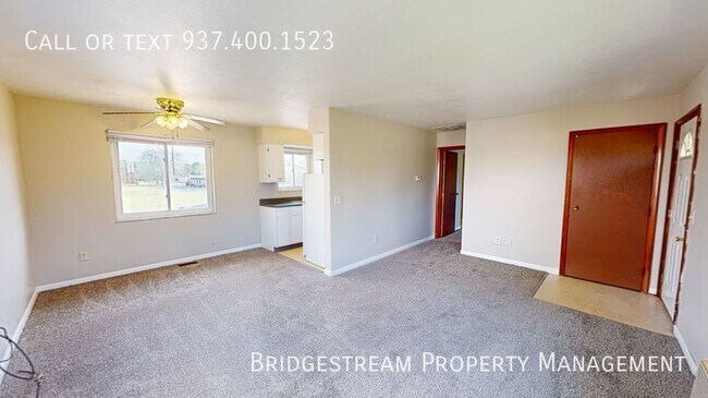 Building Photo - **MOVE IN SPECIAL** Updated ranch level 1 ...