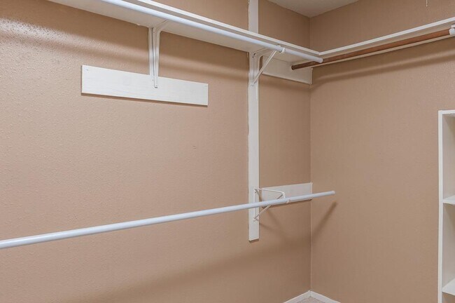 Building Photo - 2318 Colonial Ridge Dr