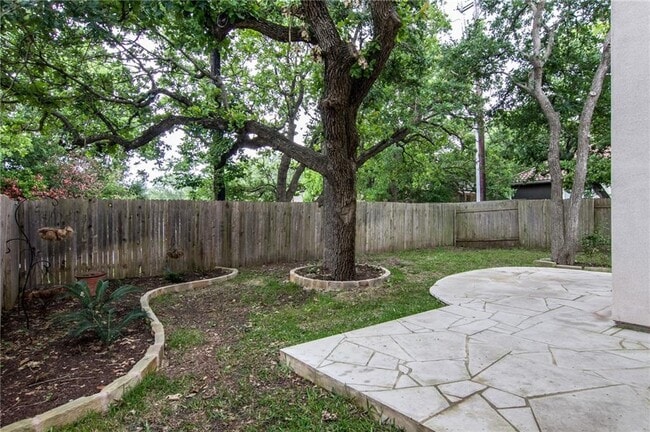 Building Photo - 15400 Interlachen Dr