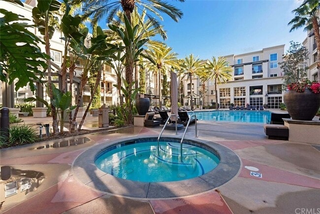 Building Photo - Stylish 2-Bedroom Condo with Resort Amenit...