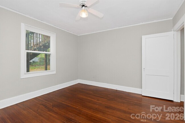 Building Photo - 1412 Park Dr