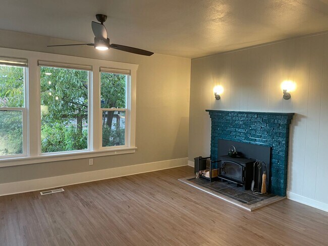 Building Photo - Welcome Home 3b/1ba Updated Home