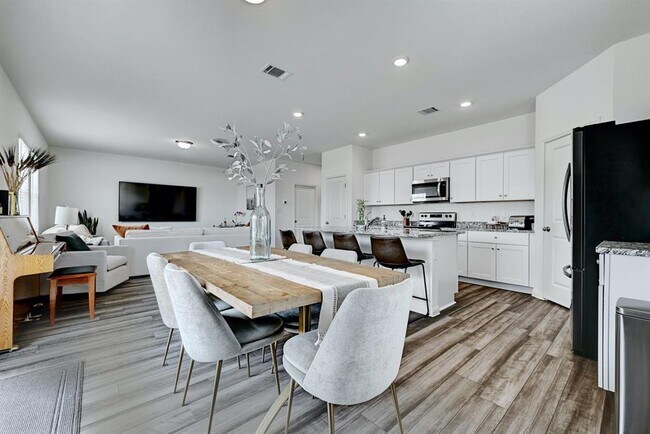 Building Photo - 215 Rubrum Rd