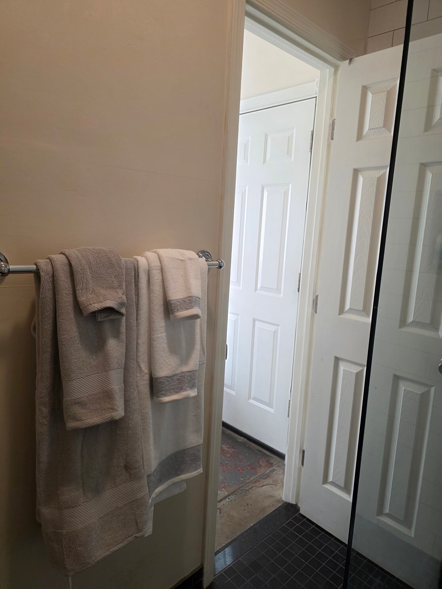 Bathroom Towels & Storage - 1049 N Jacobus Ave