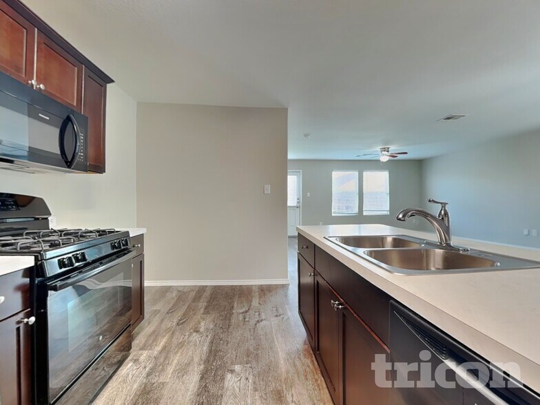 Building Photo - 424 Mallow Dr