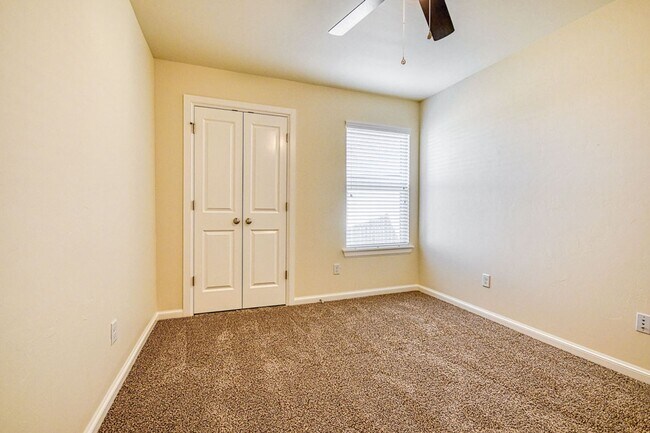 Building Photo - 3100 Pebble Pond Dr
