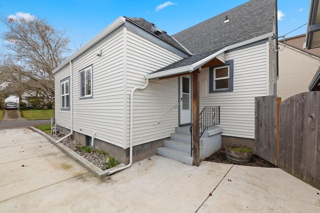 Building Photo - 2 bedroom 1 bath with full basement in Sellwood!