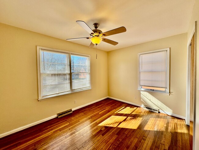 Building Photo - Cute 3 Bedroom Home in Versailles!