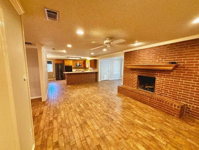 Building Photo - Pre-leasing for early July move in!