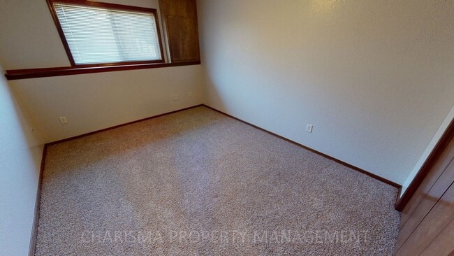 Building Photo - BEAUTIFUL 4 BD, 2 BA TOWNHOME WITH A FULLY EQUIPED KITCHEN, VAULTED CEILINGS, FIREPLACE, ATTACHED...