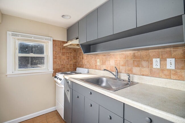 Building Photo - Charming 3-Bedroom Home in Quiet Neighborhood