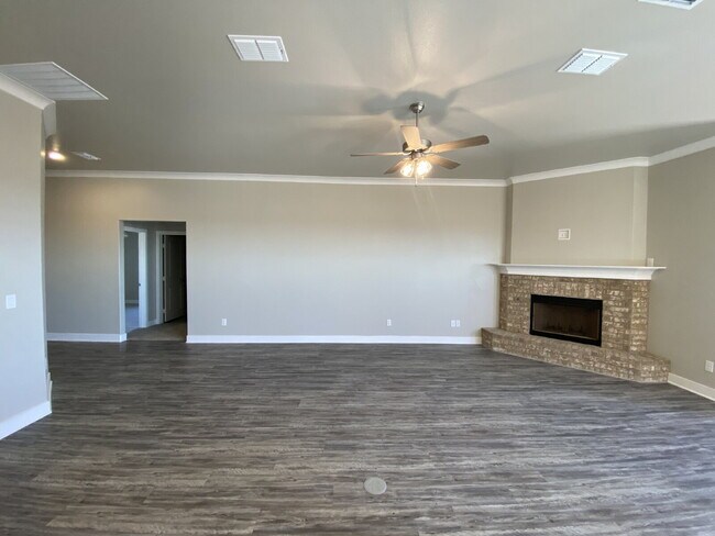 Building Photo - Wonderful 4 Bedroom 2 Bathroom in Bell Farms!