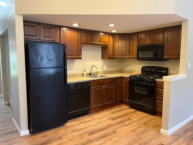 Building Photo - 2 Bedroom/1 Bath in Soulard - Washer+Dryer in Unit!