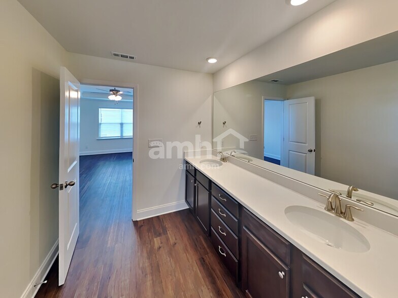 Building Photo - 5211 Valor Dr