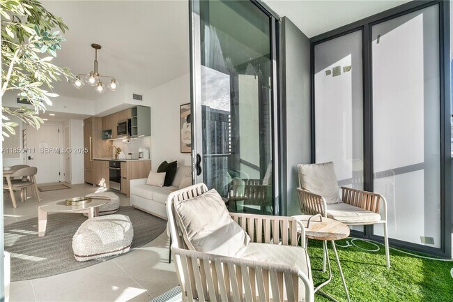 Building Photo - 601 NE 1st Ave