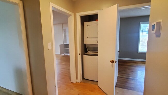 Building Photo - Spacious 2 Bd Main Level Duplex