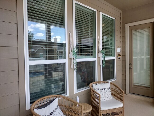 Building Photo - Beautiful 4 bedroom with a pool!!!