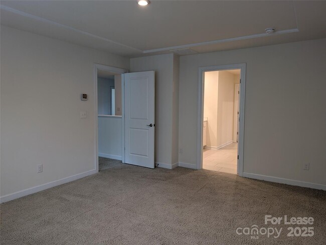 Building Photo - 5906 Fenway Dr