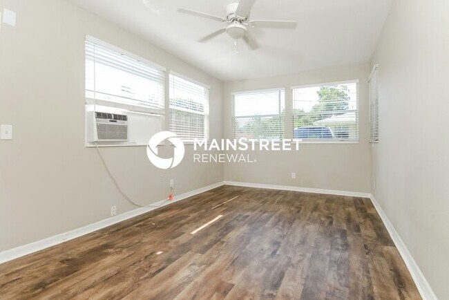 Building Photo - 3 Bedroom Pet-Friendly Home in Tampa, FL with Main Street Renewal