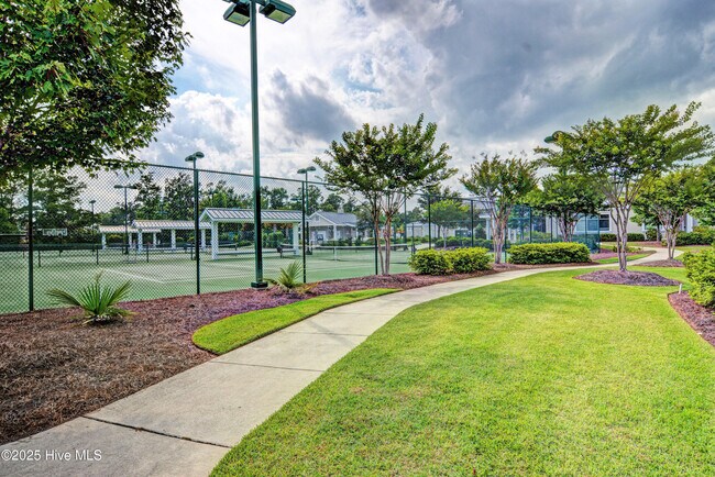 Building Photo - 3253 Gardenwood Dr
