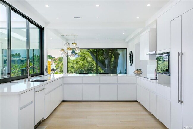 Building Photo - 9653 Highridge Dr