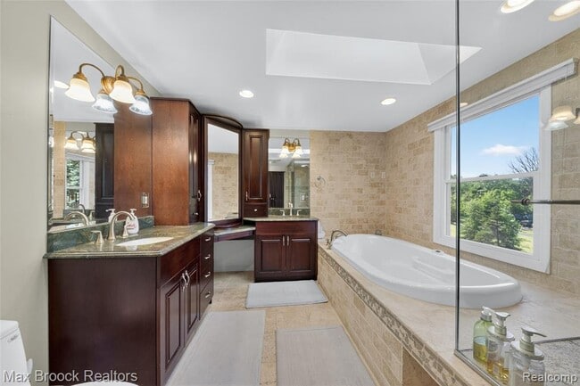 Building Photo - 30118 Kingsway Dr