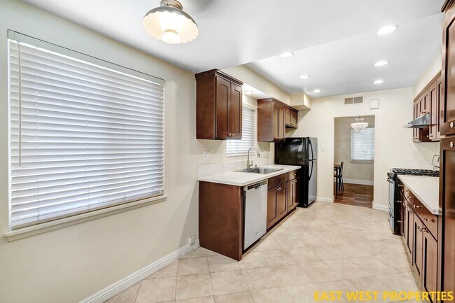 Building Photo - 522 Leda Ln