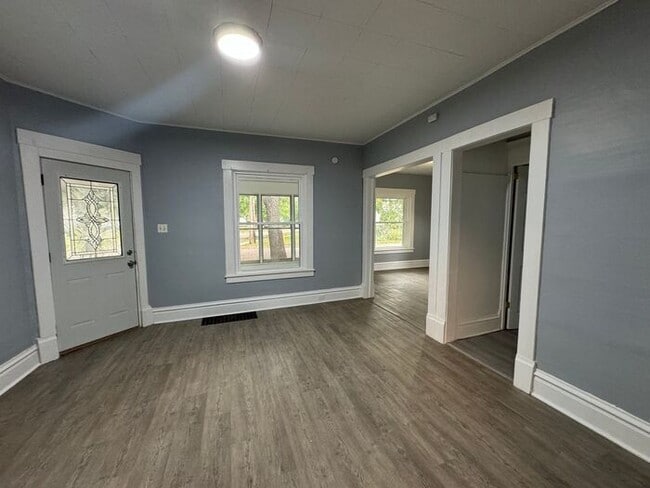 Building Photo - 3 bedroom home in Dowagiac